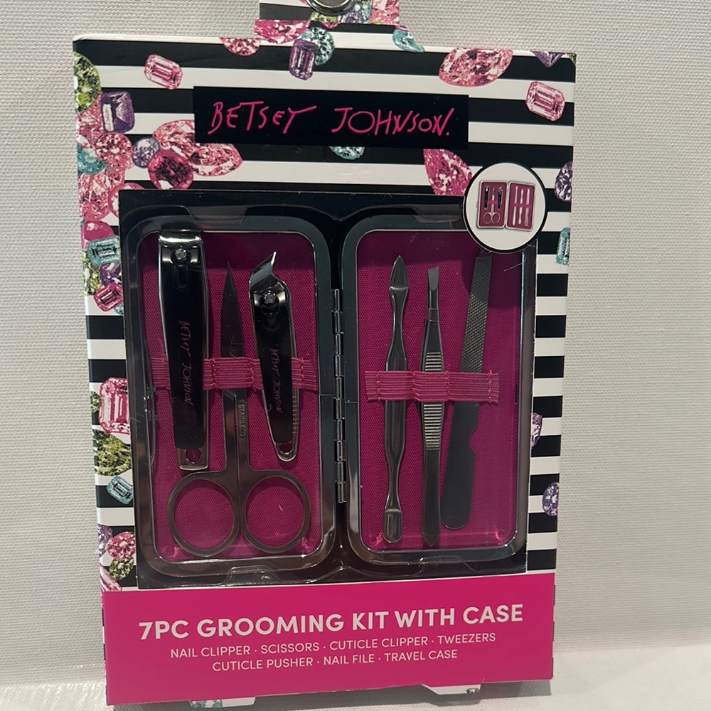 Betsey Johnson 7 Piece Grooming Kit with Case. Includes Nail Clip, scissor, etc.